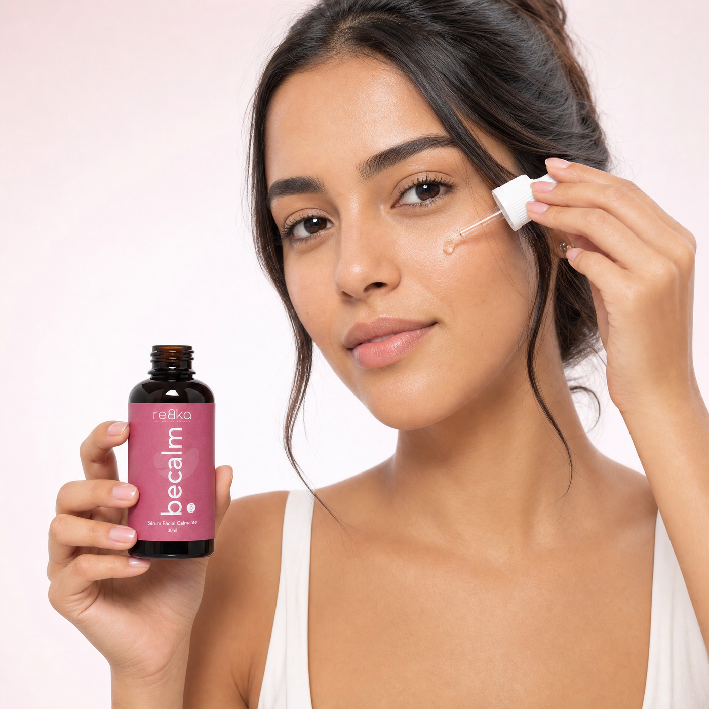 Jovem adulta usando o sérum BeCalm